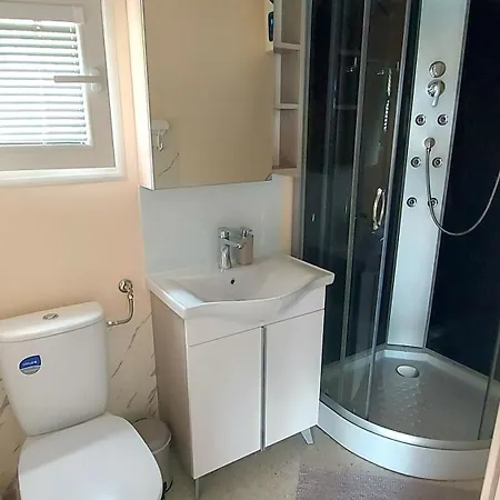 Apartma Oli דירה *